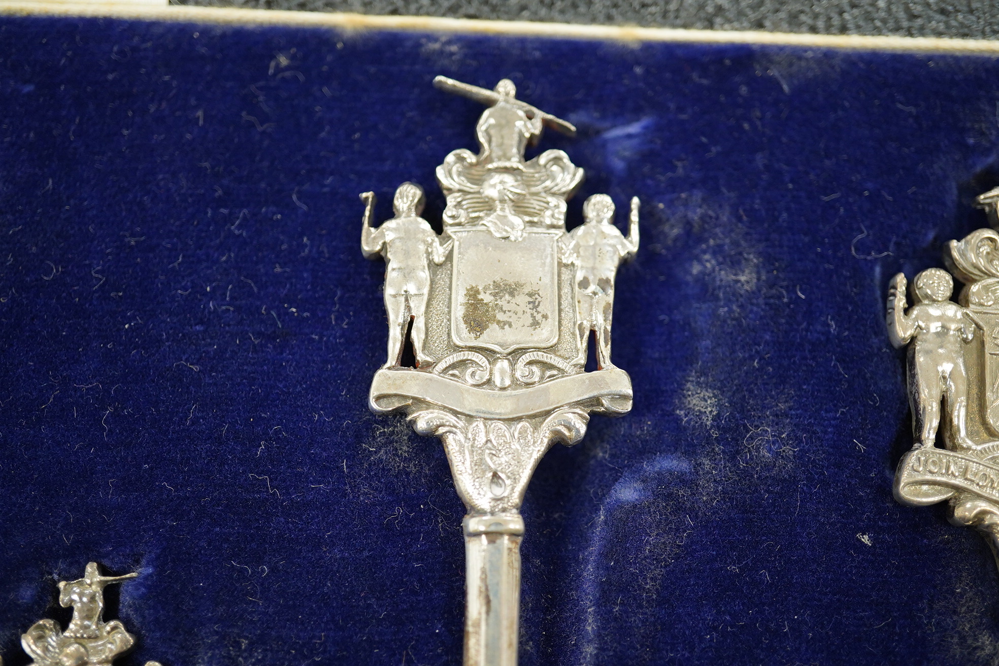 A cased set of George V silver spoons, the terminals with the crest of The Worshipful Company of Joiners and Ceilers, of two different sizes, 17.1cm and 12.9cm, various dates and makers including Elkington & Co, 11.4oz.